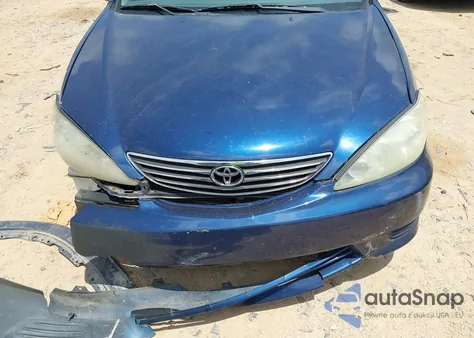 2005 Toyota Camry Le z USA, uszkodzony, nr VIN 4T1BE32K05U084004